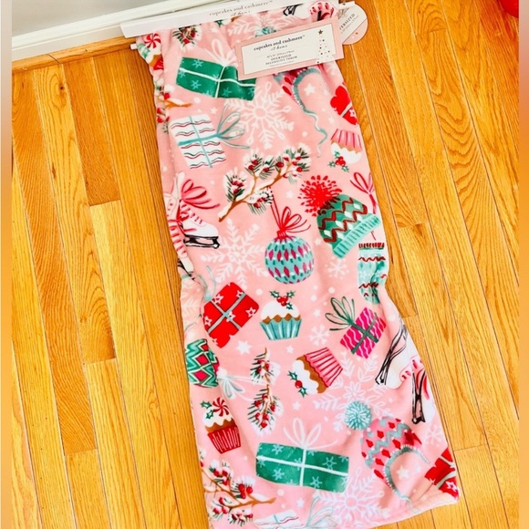 Nwt Cupcakes and Cashmere Pink Christmas throw blanket TikTok viral
50"X70" $60 - Picture 4 of 4